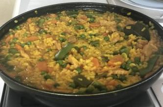 paella de verduras y pollo